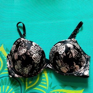 Worn one time Victoria Secret Very Sexy Push up Bra 38C